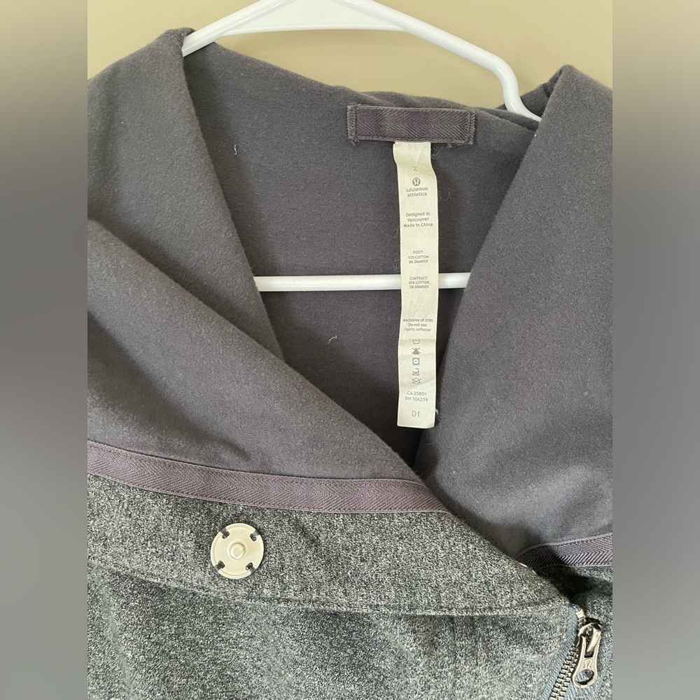 Lululemon That's a Wrap asymmetrical zip sweatshirt grey size 2 NWOT - Picture 2 of 5